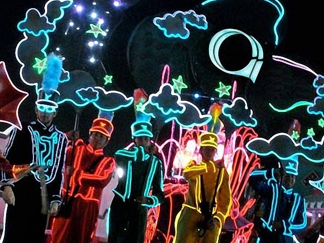 blink cincinnati 2 500 parade participants to light up over the